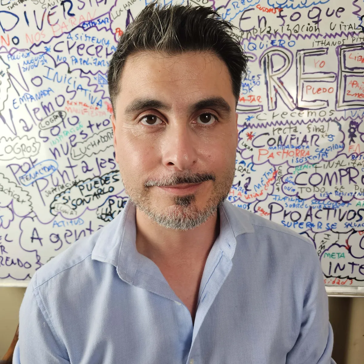 El profesor Ítalo Rivera frente a la pizarra